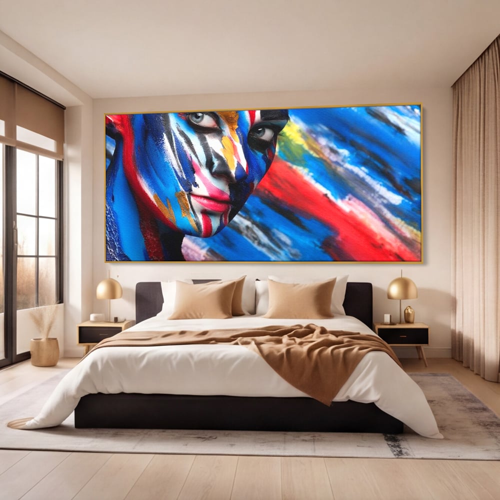 Tablou canvas cu tablou canvas cu fata de femeie pictata, in rama de aluminiu auriu, pe perete intr-un dormitor